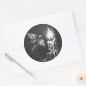 Sticker Rond Papillon vers la Flamme — par BurnsInHell (Enveloppe)