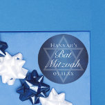 Sticker Rond Parti Bat mitzvah moderne Blue Star de David Custo<br><div class="desc">De belles nuances profondes de bleu foncé créent une texture comme de l'eau sur cet autocollant de fête Bat mitzvah officiel. Élégant script blanc minimaliste sur un imprimé avec le nom de votre fille sur la subtile étoile de David pour célébrer l'âge de votre fille juive.</div>