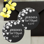 Sticker Rond Parti Bat mitzvah noir blanc<br><div class="desc">Un autocollant moderne noir bat mitzvah de faveur avec de belles fleurs sauvages est facilement customisé. Les oeuvres d'art botaniques peuvent être redimensionnées et repositionnées avec votre libellé. Modifiez facilement la couleur arrière - plan sur ce joint autocollant bat mitzvah floral noir et blanc. Ce modèle est facilement customisé pour...</div>