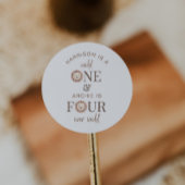 Sticker Rond Parti mixte sauvage un et quatre jamais sauvage