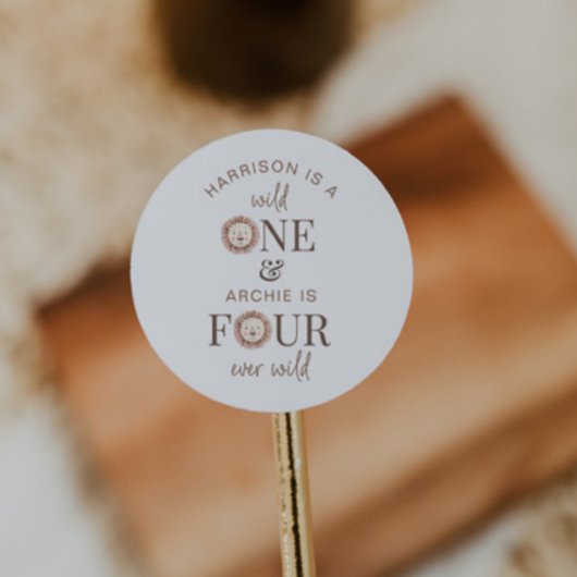 Sticker Rond Parti mixte sauvage un et quatre jamais sauvage