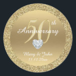 Sticker Rond Parties scintillant d'or Mariage 50e anniversaire<br><div class="desc">Élégant autocollant personnalisé 50e anniversaire mariage / sceaux pour enveloppes et/ou faveurs. Faux or et couleurs parties scintillant avec coeur en faux diamant. Étiquettes modèles modifiables avec nom et date.</div>