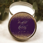 Sticker Rond Parties scintillant d'or Mariage violet Script<br><div class="desc">Cet élégant autocollant mariage moderne présente une parties scintillant en faux or sur le dessus et le bas. Customisez facilement le texte de couleur or sur un arrière - plan violet,  avec les noms de la mariée et du marié en calligraphie manuscrite sur une grande esperluette.</div>