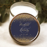 Sticker Rond Parties scintillant d'or Script Mariage bleu foncé<br><div class="desc">Cet élégant autocollant mariage moderne présente une parties scintillant en faux or sur le dessus et le bas. Customisez facilement le texte de couleur or sur un arrière - plan bleu foncé,  avec les noms de la mariée et du marié dans la calligraphie manuscrite sur une grande esperluette.</div>