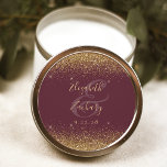 Sticker Rond Parties scintillant d'or Script Mariage Bourgogne<br><div class="desc">Cet élégant autocollant mariage moderne présente une parties scintillant en faux or sur le dessus et le bas. Customisez facilement le texte de couleur or sur un arrière - plan bordeaux,  avec les noms de la mariée et du marié en calligraphie manuscrite sur une grande esperluette.</div>