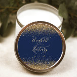 Sticker Rond Parties scintillant d'or Script Marine Mariage ble<br><div class="desc">Cet élégant autocollant mariage moderne présente une parties scintillant en faux or sur le dessus et le bas. Customisez facilement le texte de couleur or sur un arrière - plan bleu marine,  avec les noms de la mariée et du marié en calligraphie manuscrite sur une grande esperluette.</div>