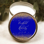 Sticker Rond Parties scintillant d'or Script Royal Blue Mariage<br><div class="desc">Cet élégant autocollant mariage moderne présente une parties scintillant en faux or sur le dessus et le bas. Customisez facilement le texte de couleur or sur un arrière - plan bleu royal,  avec les noms de la mariée et du marié en calligraphie manuscrite sur une grande esperluette.</div>