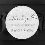 Sticker Rond Parties scintillant en argent pétille merci mariag<br><div class="desc">Faux arrière - plan argent,  décoré de faux parties scintillant,  brille. Avec le texte : Merci de partager notre journée spéciale,  avec un petit coeur. Personnalisez et ajoutez vos noms.</div>