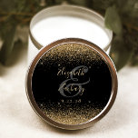 Sticker Rond Parties scintillant or Script Mariage noir<br><div class="desc">Cet élégant autocollant mariage moderne présente une parties scintillant en faux or sur le dessus et le bas. Customisez facilement le texte de couleur or sur un arrière - plan noir,  avec les noms de la mariée et du marié dans la calligraphie manuscrite sur une grande esperluette.</div>