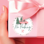 Sticker Rond Pas de pékin Vintage rose Van de Noël<br><div class="desc">Pas De Peeking Avant Sticker De Noël. Célébrez la saison des fêtes magiques et festives avec notre autocollant de Noël sur mesure. Notre design de vacances vintage comprend une jolie fourgonnette rétro rose girly dans une ferme de sapins de Noël qui ramasse un sapin de Noël. Les mots fa la...</div>