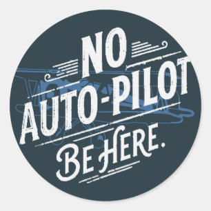Sticker Rond Pas de pilote automatique. Soyez ici.