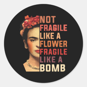 Sticker Rond Pas Fragile Comme Une Fleur Fragile Comme Une Bomb