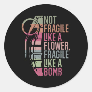 Sticker Rond Pas Fragile Comme Une Fleur Fragile Comme Une Bomb