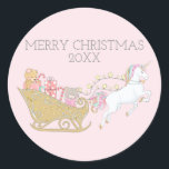 Sticker Rond Pastel Christmas Unicorne Père Noël rose doré<br><div class="desc">Collier Pastel rose "Joyeux Noël" avec une licorne tirant Père Noël traîneau plein de jouets.</div>