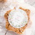 Sticker Rond Pastel Enchanted Fleur sauvage Jardin de mariage F<br><div class="desc">Cet élégant design présente des fleurs sauvages d'aquarelle pastel doux mélangés à des feuillages verdoyants. Personnalisez les autocollants avec vos détails. Si vous souhaitez réorganiser davantage le style et l'emplacement du texte,  veuillez appuyer sur le bouton "Cliquez pour customiser plus loin".</div>