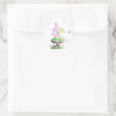 Sticker Rond Pastel Whimsical Garden fairy assis sur un champig (Sac)
