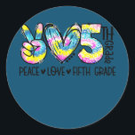 Sticker Rond Peace Love 5th Grade Funny Tie Dye Student<br><div class="desc">Peace Love 5th Grade Funny Tie Dye Cadeau de l'enseignant étudiant. Un cadeau parfait pour votre père, maman, papa, hommes, femmes, amis et membres de la famille le jour de Thanksgiving, Noël, Fête des mères, Fête des pères, 4 juillet, 1776 Jour indépendant, Fête des anciens combattants, Fête de l'Halloween, Fête...</div>