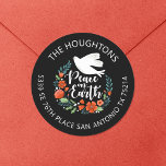 Sticker Rond Peace on Earth Christmas Retours Adresse Label<br><div class="desc">Joli label d'adresse de retour de Noël avec une colombe dans une couronne fleurie avec les mots Paix sur Terre. Le étiquette de adresse de Noël est conçu en noir, rouge et blanc. Personnalisez-le avec votre nom, pour vos sceaux d'enveloppe de Noël cette année. Conçu pour vous par Blackberry Boulevard....</div>