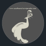 STICKER ROND PEACOCK FLOURISER EN BÂTIMENT ROND TONC/GRIS<br><div class="desc">Un élégant paon bronzé est centré sur ce étiquette gris foncé. Entièrement personnalisable.</div>