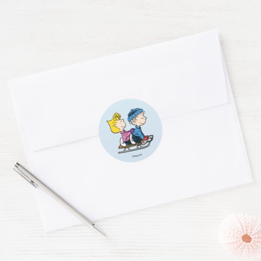 Sticker Rond Peanuts | Sally & Linus Sled Riding (Enveloppe)