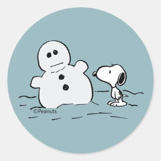 Sticker Rond Peanuts | Snoopy Construit Un Bonhomme de Neige (Devant)