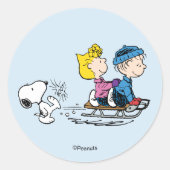 Sticker Rond Peanuts | Snoopy, Sally & Linus Sled Riding (Devant)