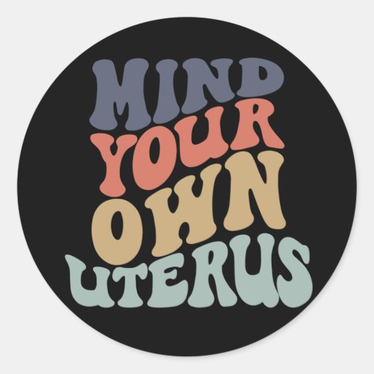 Sticker Rond Pensez à votre propre utérus féministe (Devant)
