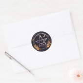 Sticker Rond Pentacle de Samhain et sorcière aux citrouilles d' (Enveloppe)