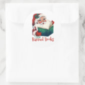 Sticker Rond Père Noël Lit Les Livres Interdits (Sac)