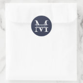 Sticker Rond Personnalisé Elegant Navy Blue Monogramme et nom (Sac)