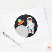 Sticker Rond Petit astronaute dans l'espace (Enveloppe)