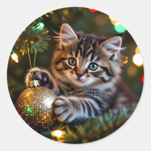Sticker Rond Petit chaton sur l'arbre de Noël