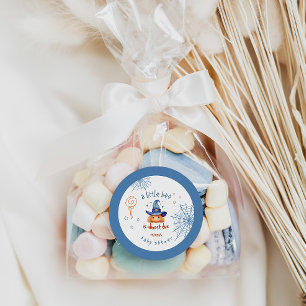 Sticker Rond Petit garçon est presque dû Halloween Baby Boy Dou