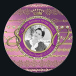 Sticker Rond Photo 80e anniversaire Gold Crown Diamonds Frame<br><div class="desc">Célébrez votre anniversaire d'étape ou celui d'un ami ou d'une famille avec ce magnifique cadre doré et violet décoré de diamants, pierres précieuses et une variété de chaîne d'or. Les chiffres de la parties scintillant d'or soulignent l'âge spécial. Parfait pour votre portrait préféré, le cadre transformera votre photo en un...</div>
