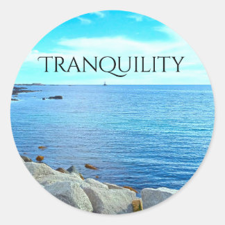 Sticker Rond Photo de mer bleue tranquille avec ciel azur