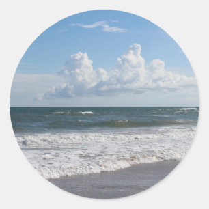 Sticker Rond Photo de plage avec ciel bleu, nuages épais et vag