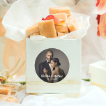 Sticker Rond Photo élégante personnalisée et date du Mariage<br><div class="desc">Créez un stickr personnalisé unique pour mariage grâce à ce design modèle photo simple. Chargez la photo désirée à la place de l'exemple de photo dans le modèle de design et personnalisez le texte avec votre nom, date mariage ou autre texte désiré. Elles sont très belles sur les faveurs mariages...</div>