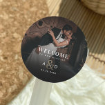 Sticker Rond Photo foncée Gold Ampersand Mariage Bienvenue Favo<br><div class="desc">Ces élégants autocollants feraient un merveilleux ajout à vos fournitures de mariage. Ajoutez facilement vos propres détails en cliquant sur l'option "personnaliser".</div>