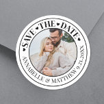 Sticker Rond Photo Mariage Enregistrer La Date<br><div class="desc">Enregistrez La Date Personnalisée Stickers Mariage avec Photo Design. Ces autocollants branchés présentent "Save The Date" en haut dans une police de caractères manuscrite élégante, avec les noms de mariée et mariée et la date de mariage affichés en bas dans une petite police serif pour une touche sophistiquée. La pièce...</div>