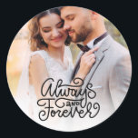 Sticker Rond Photo mariage toujours et jamais<br><div class="desc">Les autocollants photo "Toujours et toujours" ajoutent une touche sucrée à votre mariage - ils sont parfaits pour vos faveurs de mariage ou utilisés comme enveloppe scellée pour vos invitations de mariage ou cartes de remerciement.</div>