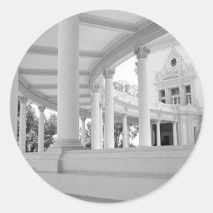 Sticker Rond Photo noire et blanche de colonnade incurvée par