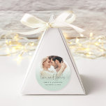 Sticker Rond Photo Overlay Love Thanks Script Sage Mariage<br><div class="desc">Photo Overlay Love Thanks Script Sage Mariage Ajoutez une touche d'élégance minimaliste à vos faveurs de mariage ! Un script informel Love and Thanks et personnalisez facilement vos noms et date mariage. Remplacez l'exemple de photo par votre favori, qui téléchargera derrière un calque teinté gradué avec une partie du texte...</div>