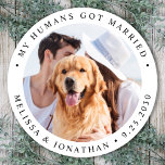 Sticker Rond Photo personnalisée Chien de compagnie vient de se<br><div class="desc">Ajoutez la touche finale à vos annonces de mariages de chien avec cette photo personnalisée, et des autocollants personnalisés 'My Humans Got Married. Customisez avec votre photo préférée, vos noms et votre date. DROIT D'AUTEUR © 2020 Judy Burrows, Black Dog Art - Tous droits réservés. Photo personnalisée Chien de compagnie...</div>