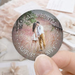 Sticker Rond Photo personnalisée Elegant Mariage de typographie<br><div class="desc">Ajoutez une touche de finition personnalisée à votre fête spéciale grâce à ces autocollants photo ronds personnalisés. (CONSEIL EN MATIÈRE DE PLACEMENT D'IMAGE : Une façon simple de centrer une photo exactement comment vous voulez est de la rogner avant de la télécharger sur le site Zazzle.) Le design présente un...</div>