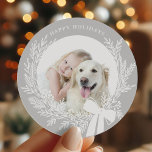 Sticker Rond Photo Silver Grey & White Christmas Wreath Photo<br><div class="desc">sticker photo de vacances avec une simple couronne de Noël. Pour une personnalisation plus avancée de cette conception,  cliquez sur le BOUTON DESIGN TOOL ci-dessus !</div>