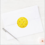 Sticker Rond Pickleball jaune<br><div class="desc">Gros plan d'un pickleball jaune.</div>