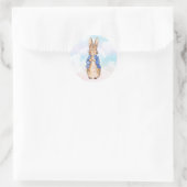 Sticker Rond Pierre le lapin bleu pastel et nuages roses (Sac)
