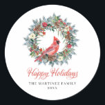 Sticker Rond Pine Holly Wreath Cardinal Christmas<br><div class="desc">Le décor traditionnel de Noël comprend une couronne de pin et de houx avec des cônes de pin et des fleurs. Un cardinal rouge se trouve au centre. Happy Holidays,  écrit dans une belle calligraphie est placé ci-dessous.</div>