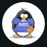 Sticker Rond Pingouin heureux de Hanoukka<br><div class="desc">De fête un pingouin de Hanoukka d'amusement juste pour la saison des vacances. Montrez votre esprit de vacances avec ce pingouin juif mignon tenant un dreidel et utilisant un T-shirt qui indique Hanoukka heureux.</div>