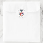 Sticker Rond Pingouin sirotant un café chaud avec une écharpe c (Sac)